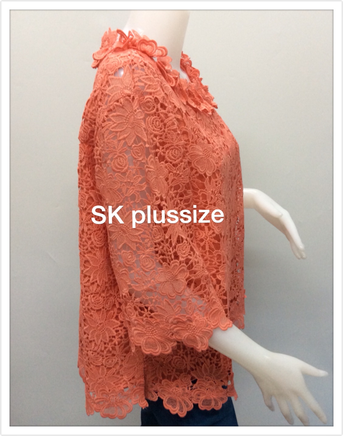 เสื้อลูกไม้ สีส้ม แต่งดอกไม้รอบคอ รอบอก 50 นิ้ว