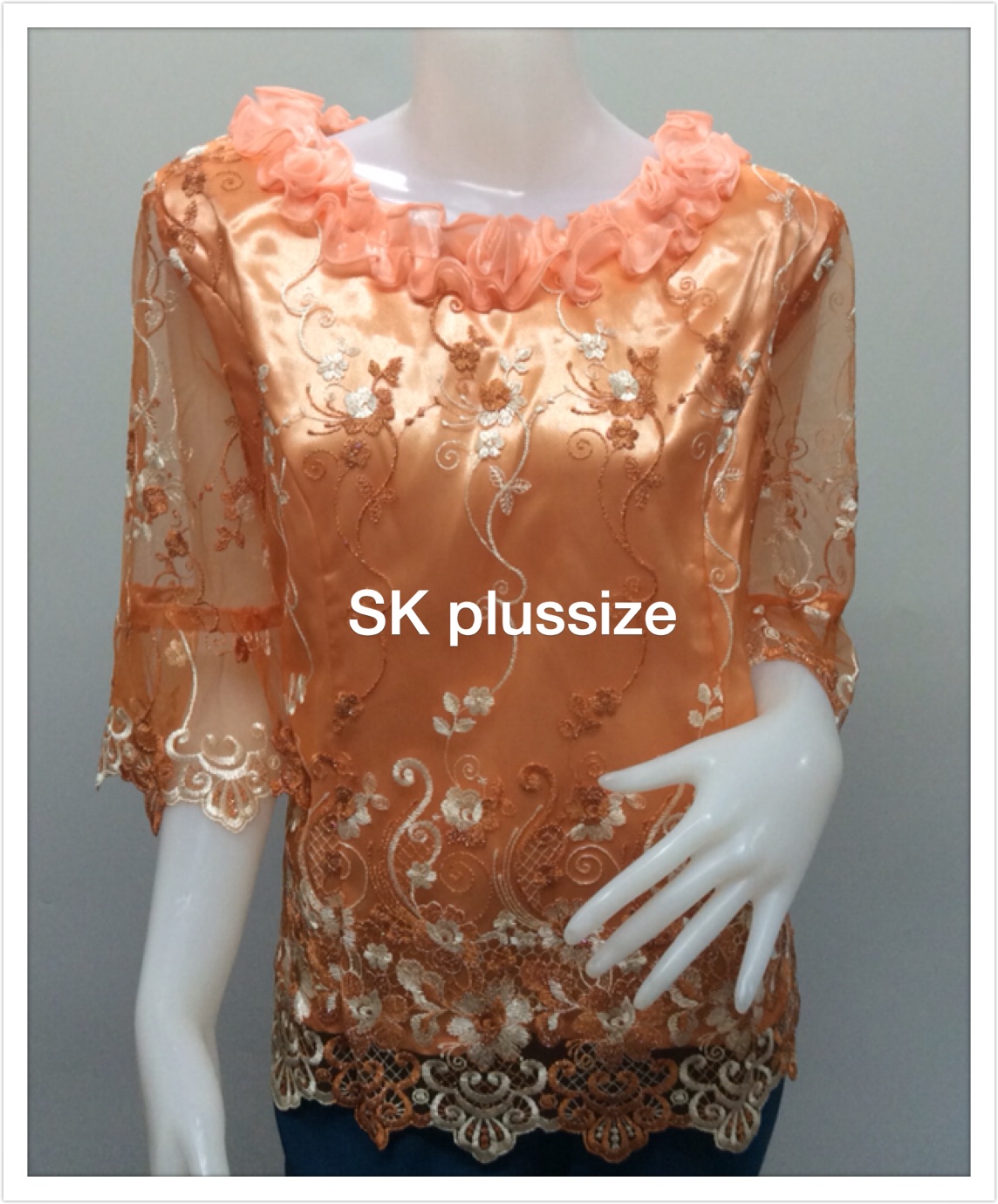 เสื้อลูกไม้บุหงา สีส้ม คอผ้าแก้วแต่งดอกกุหลาบ รอบอก 48 นิ้ว