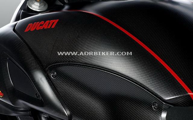 ชุดคาร์บอน ด้านข้าง ช่วงเข่าหนีบ Ducati performance สำหรับ Diavel
