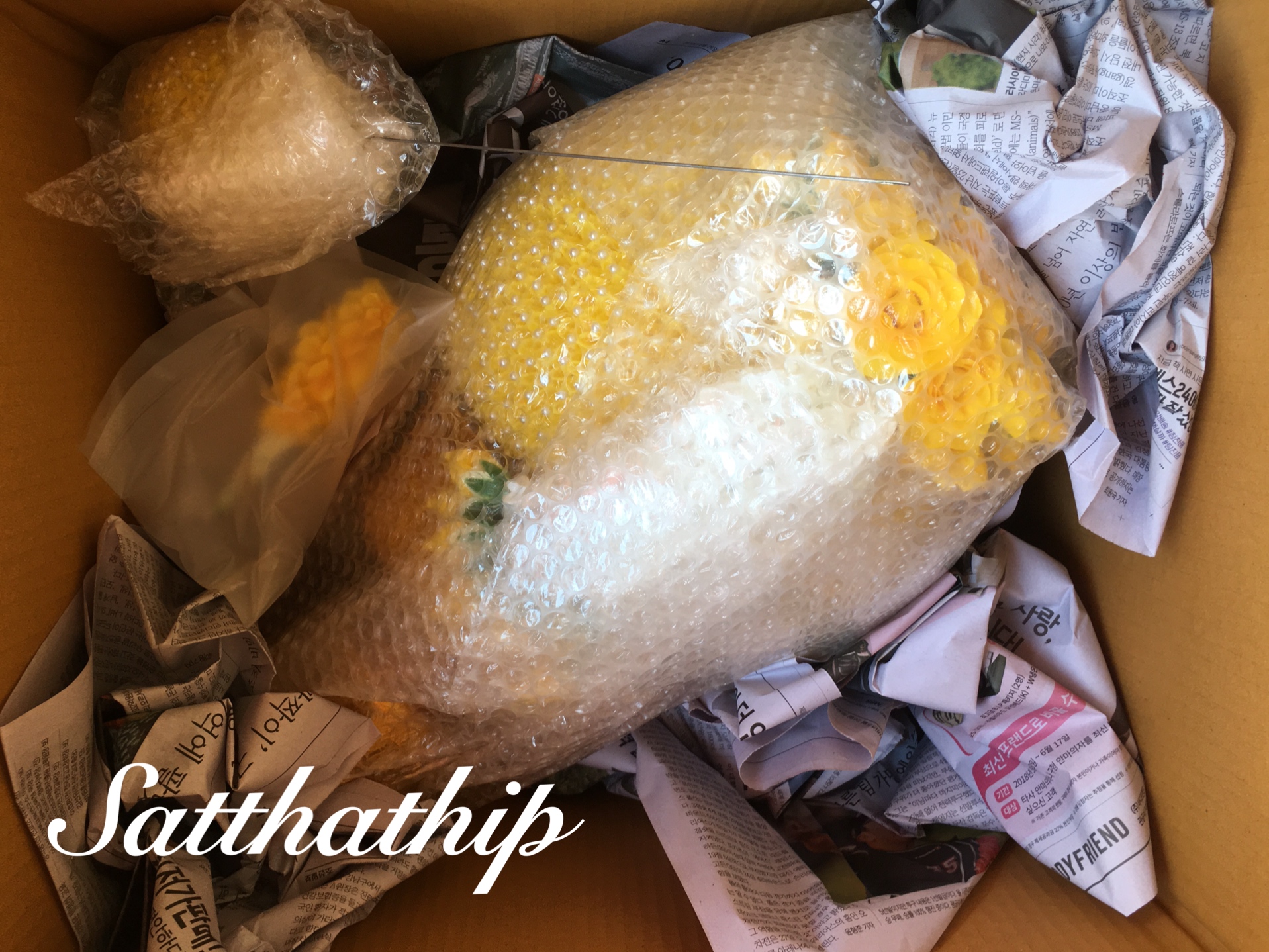 พานพุ่มดอกรัก/พานพุ่มดอกรักประดิษฐ์ (พลาสติก) ประดับช่อเอื้อง และยอดกลีบกุหลาบผ้า - Phan bush