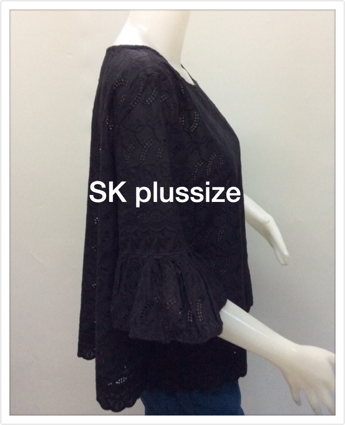 เสื้อคอตตอนฉลุ สีดำ คอปาด แขนต่อระบาย รอบอก 50 นิ้ว