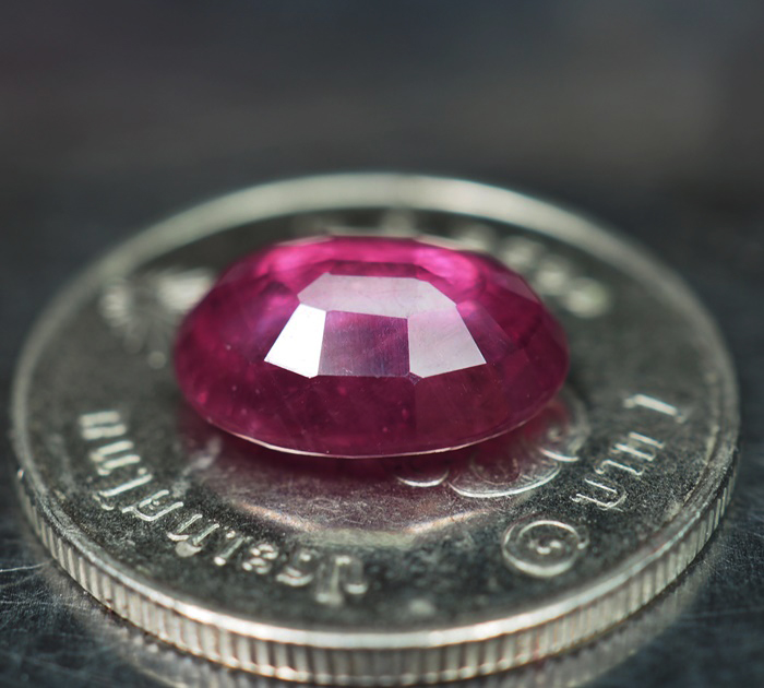 พลอยทับทิม (Ruby) 3.65 กะรัตสีแดงเข้ม