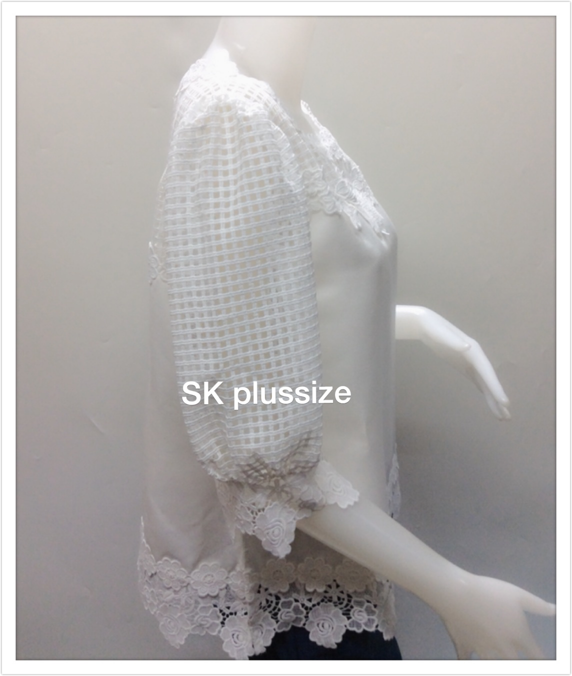 เสื้อลินินแต่งลูกไม้ แขนตุ๊กตา สีขาว รอบอก 50 นิ้ว