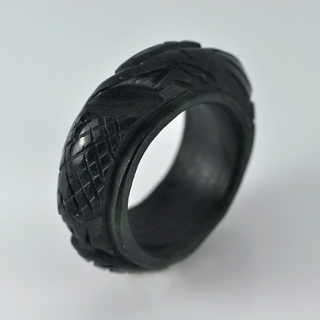 แหวนหยกสีดำแกะลายมังกร 52.15 กะรัตไซด์ 64