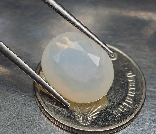 โอปอลขาว (White Opal) 3.70 กะรัต