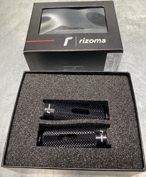 พักเท้าคนซ้อน Rizoma รุ่น B-pro rider สำหรับ Tmax 530 560