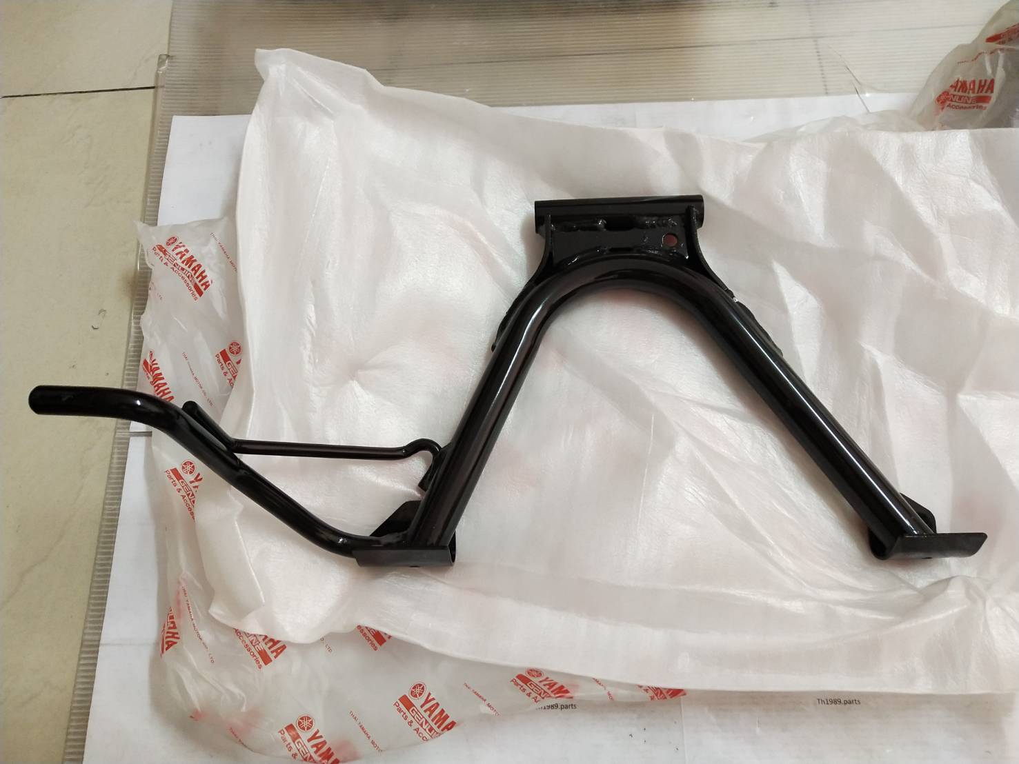 54S-F7111-01 ขาตั้งกลางสีดำ MIO115I 2012 , FINO FI 115CC. FINO115I รหัสเก่า 54S-F7111-00 อะไหล่แท้ YAMAHA