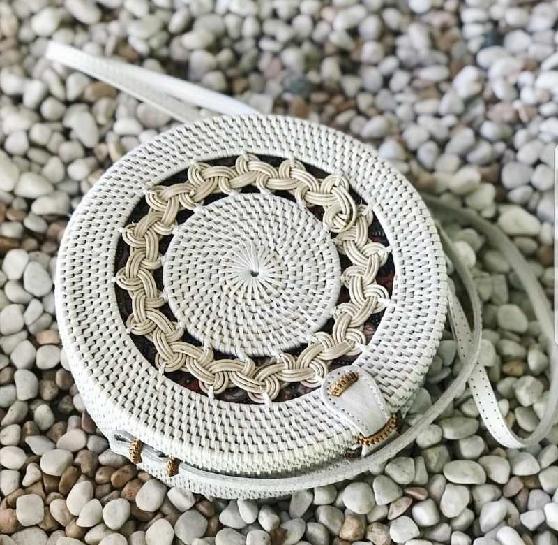 กระเป๋าหวายสานทรงกลม สายหนัง (สีขาว)