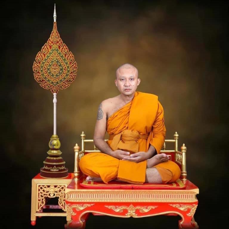 พระสมเด็จหลังรูปเหมือนหลวงพ่อชำนาญวัดบางกุฎีทองเนื้อสีดำ