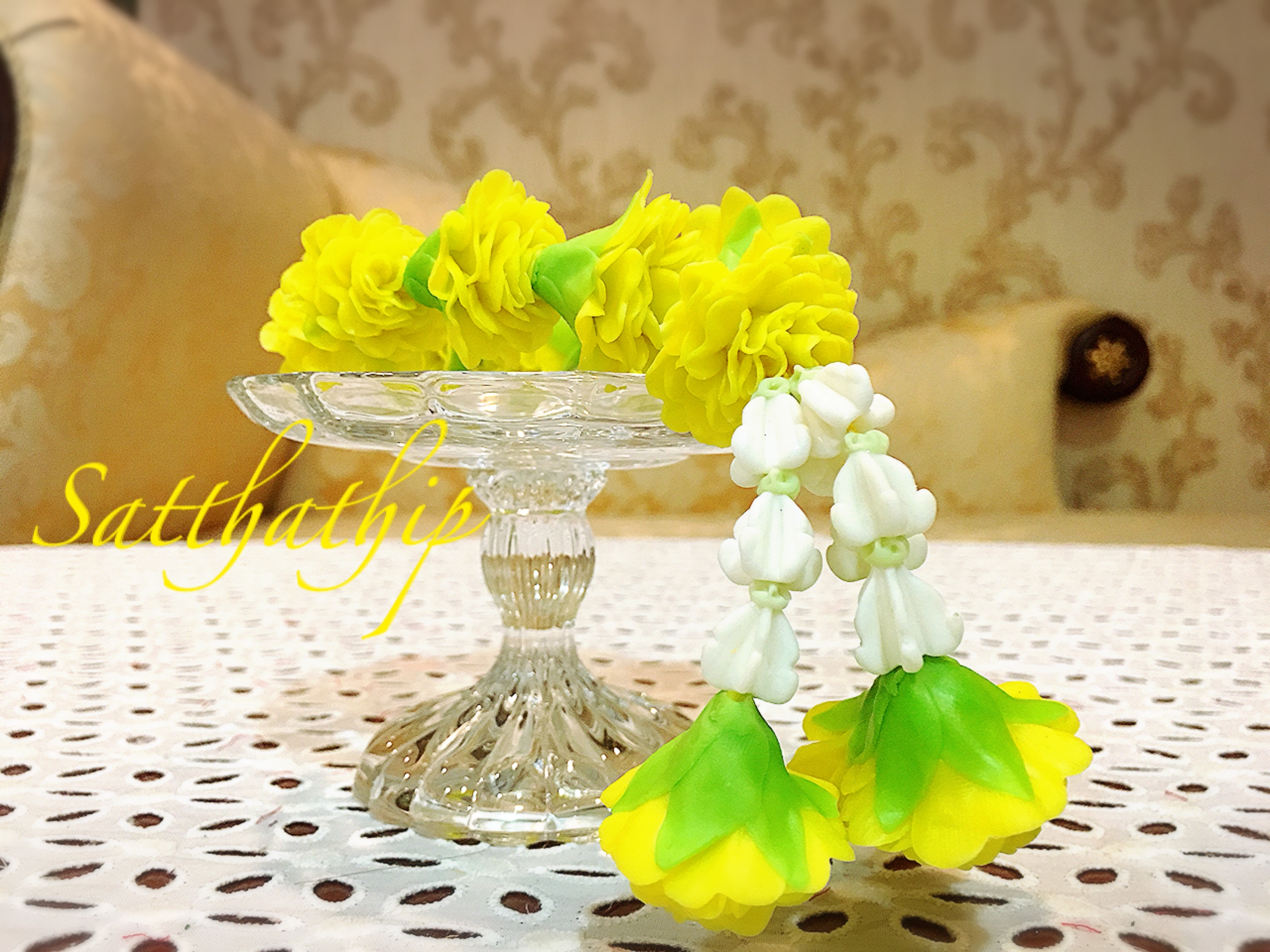 ชุดพวงมาลัยดอกดาวเรือง ประดิษฐ์จากดิน พร้อมพานแก้ว - Marigold garland - Marigold mala