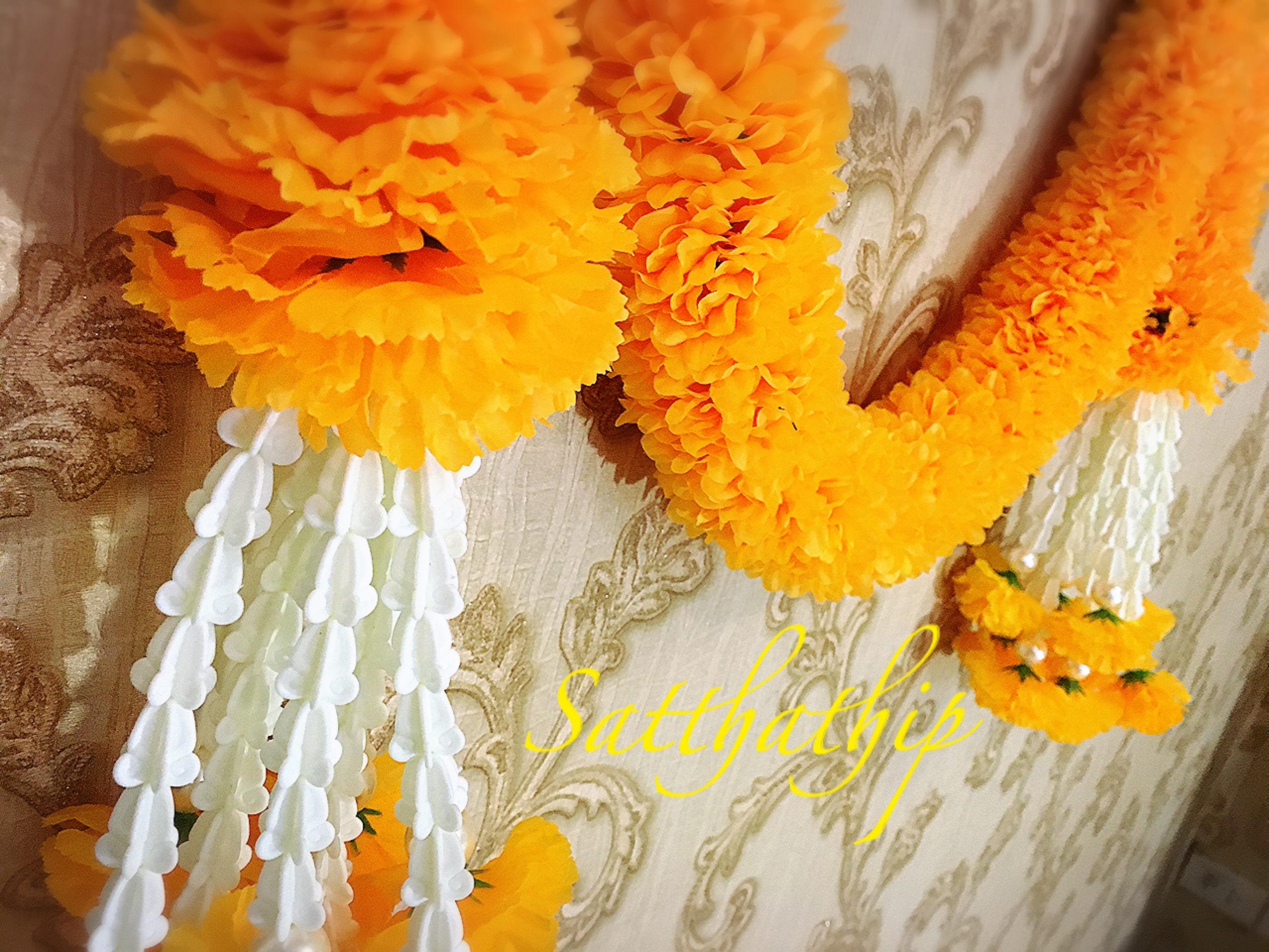 พวงมาลัยผ้าสองชาย [แบบตัดก้านดอก ร้อยแน่น 450 บาท/เมตร]