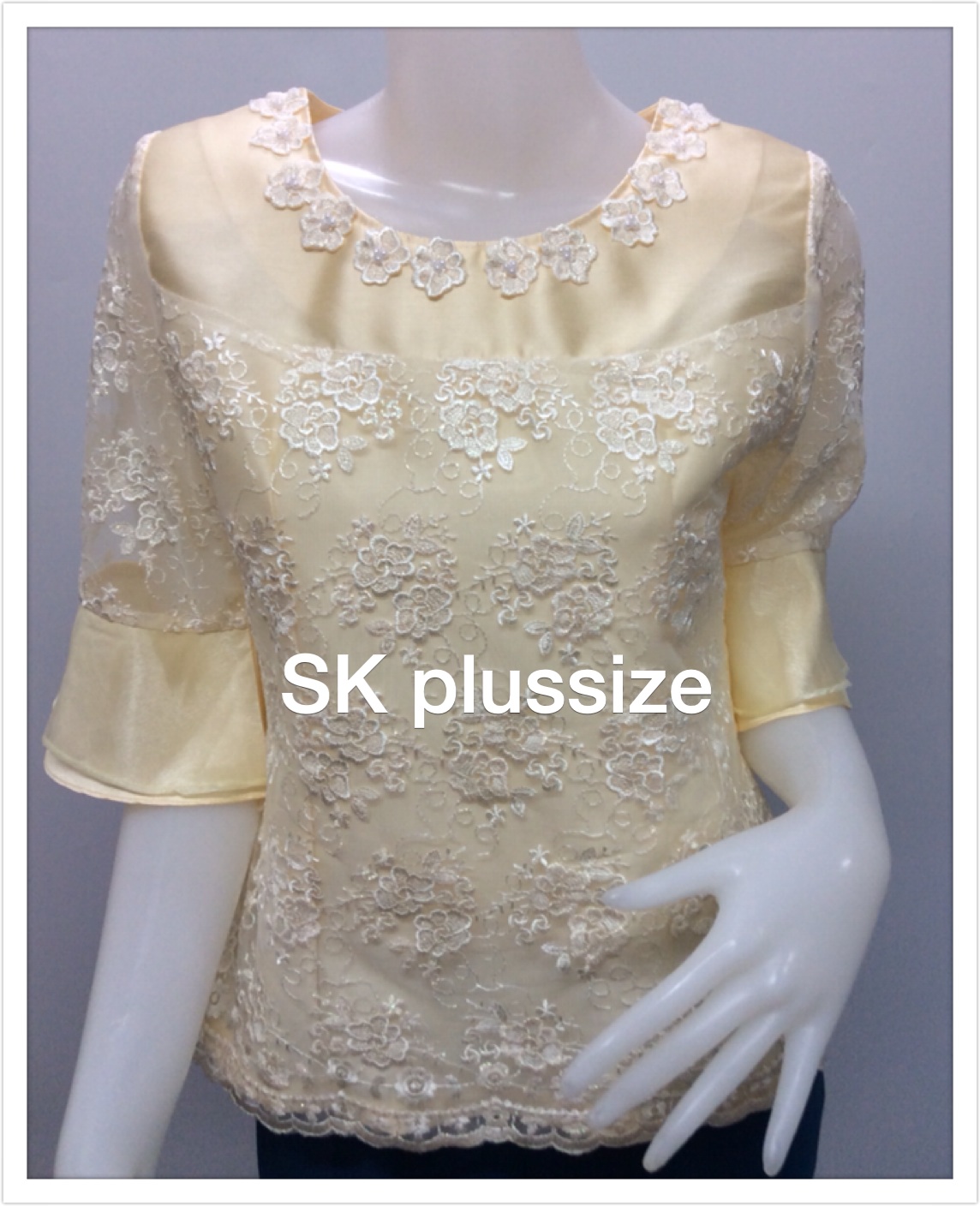เสื้อผ้าไหม แต่งลูกไม้บุหงา สีเหลืองอ่อน แขน 3 ส่วน รอบอก 36 นิ้ว