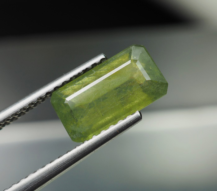 แซฟไฟร์สีเขียว (Sapphire ) 2.40 กะรัต