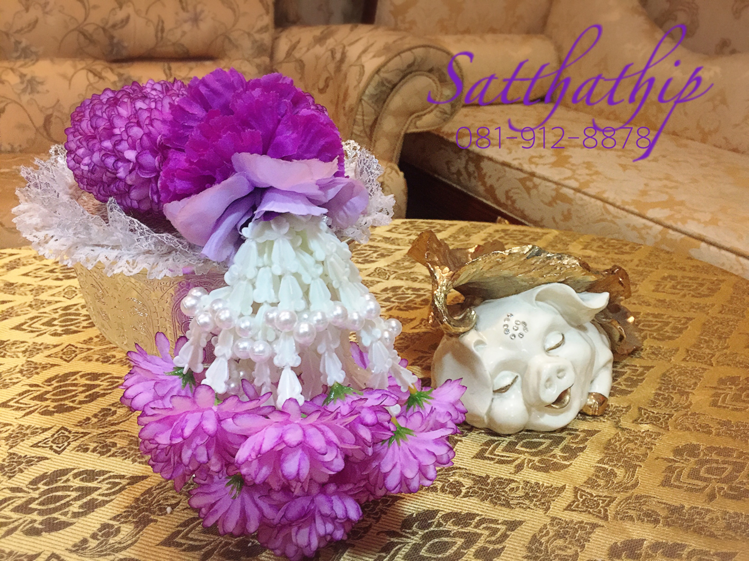 พวงมาลัยผ้า ดอกมัม (ร้อยด้วยกลีบ) สีม่วง (เพิ่มลักษณะพิเศษด้วยชายดอกไม้มุกพลาสติก) - พวงมาลัยผ้า - Fabric garland