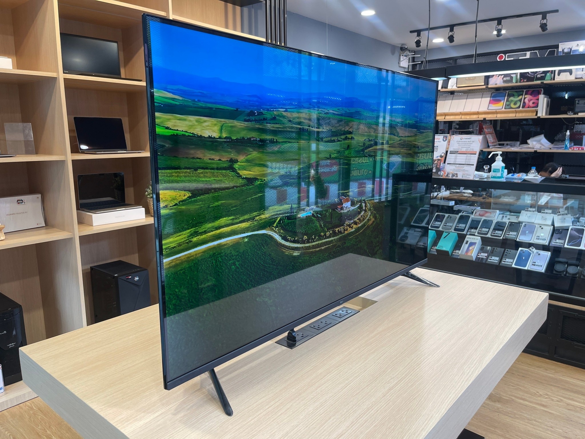 LG ทีวี 55UQ7050 สมาร์ททีวี 55 นิ้ว 4K UHD LED รุ่น 55UQ7050PSA.ATMQ
