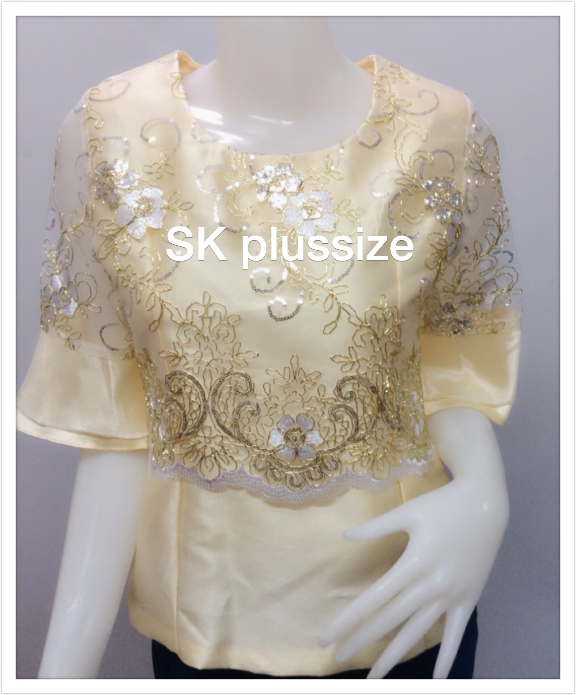 เสื้อผ้าไหม แต่งผ้าเลื่อม สีเหลืองอ่อน รอบอก 36 นิ้ว