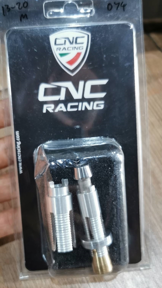 การ์ดแฮนด์ CNC Racing ทรง GP สำหรับ street fighter V4