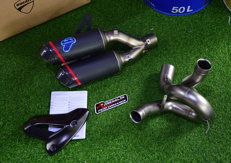 ท่อคู่ Racing termignoni สำหรับ Monster 937 ducati performance ท่อดำปากคาร์บอน พร้อมคอกลาง แทนที่แคต (For Exhibition only)