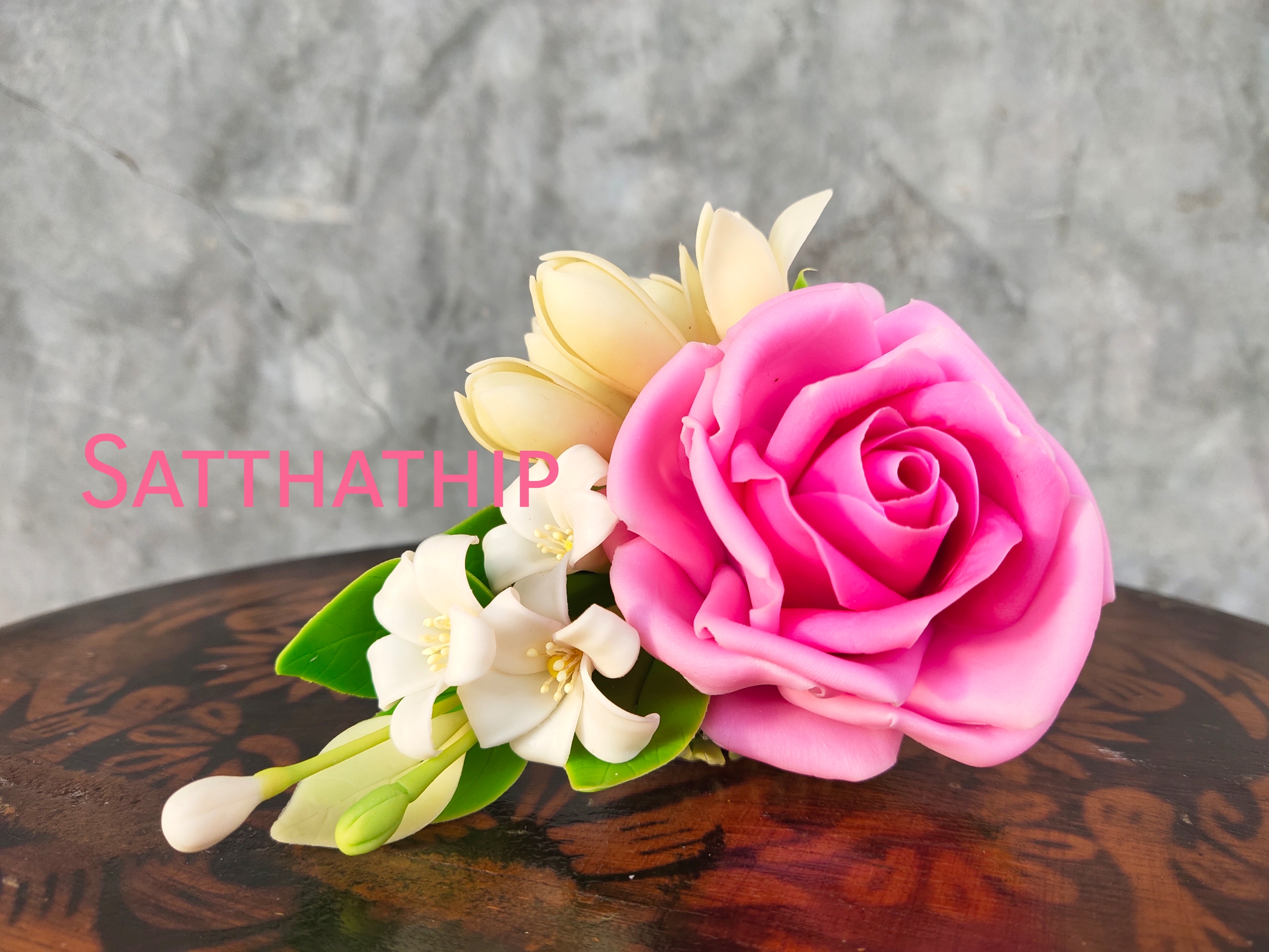 กรวยดอกกุหลาบผสมดอกไม้มงคล ประดิษฐ์จากดิน