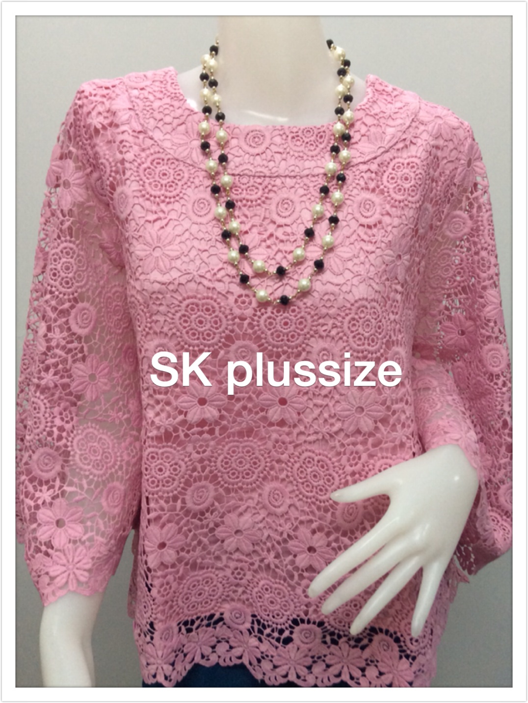เสื้อลูกไม้ทรงเอ สีชมพู คอปาด แขนบาน รอบอก 38 นิ้ว