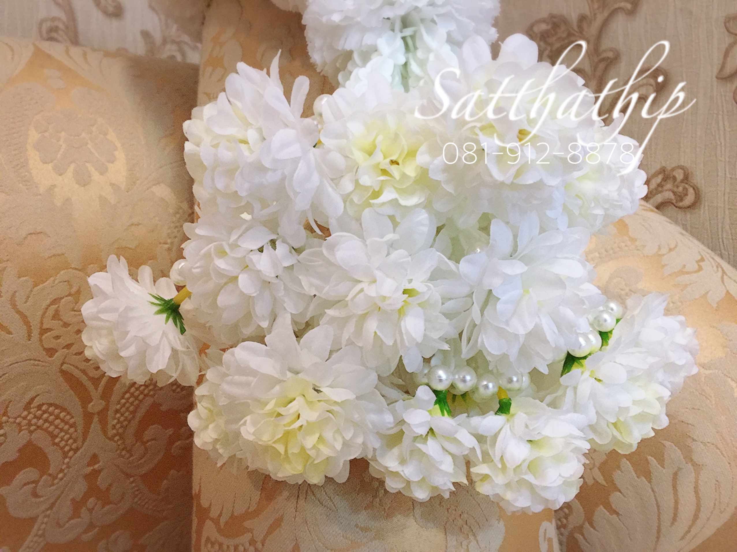 พวงมาลัยผ้า ดอกคาเนชั่น (ร้อยด้วยกลีบ) สีขาว - พวงมาลัยผ้า - Fabric garland