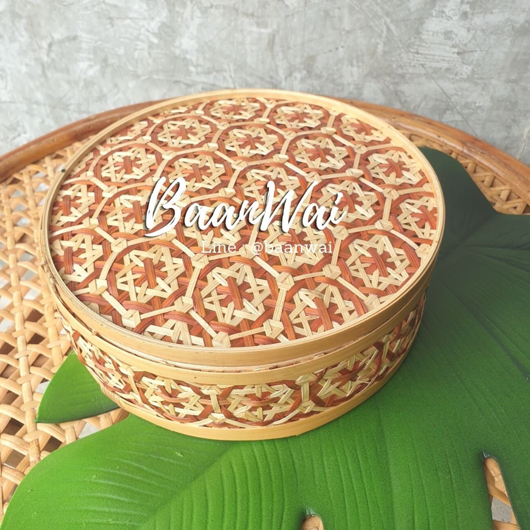 กล่องไม้ไผ่ ลายพิกุล ทรงกลม ขนาด 10 นิ้ว (สีน้ำตาล)