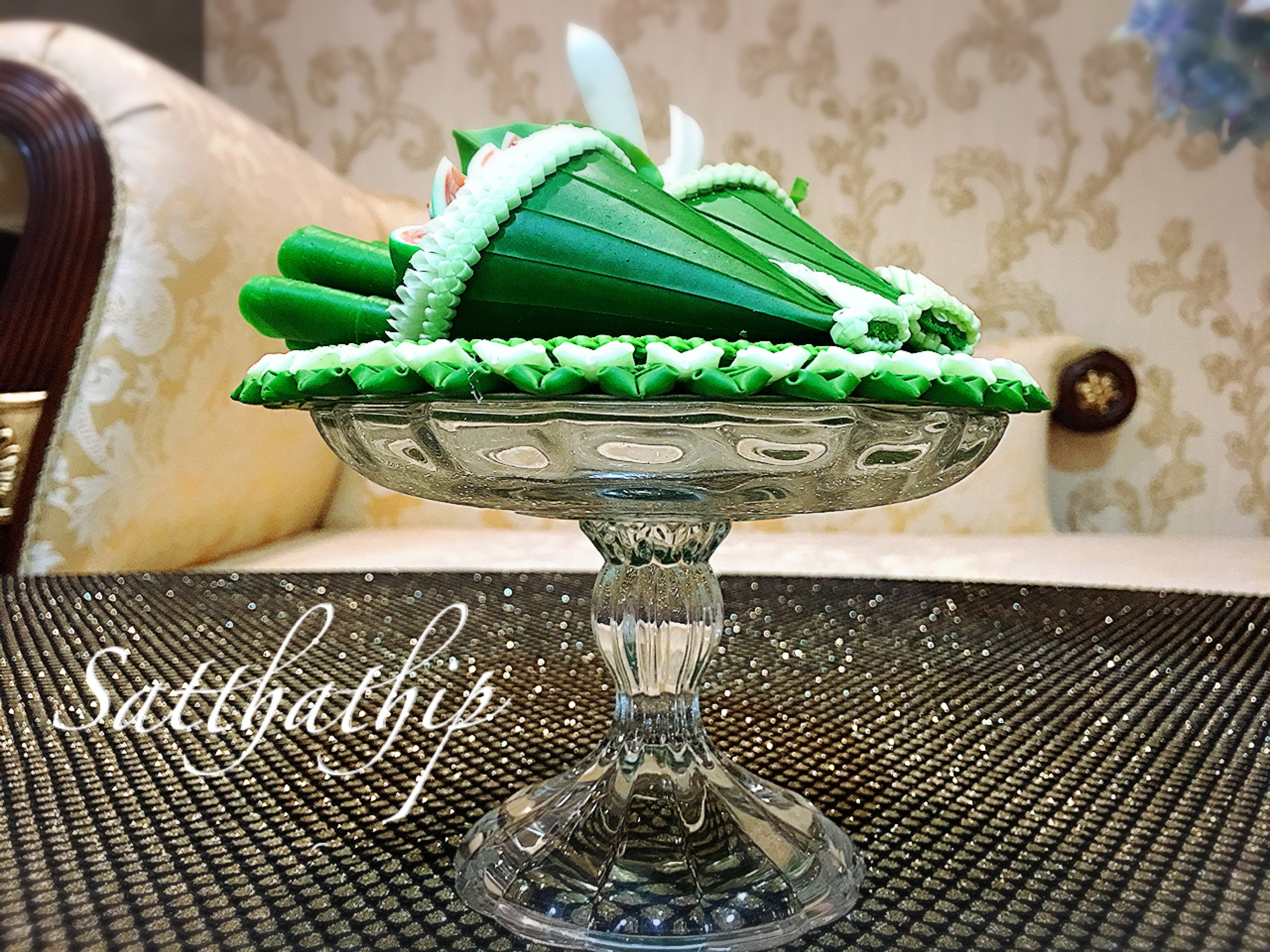 ชุดกรวยเชี่ยนหมากพลู บุหรี่ ดอกไม้ บนถาดใบตอง ประดิษฐ์จากดิน พร้อมพานแก้ว - Betel