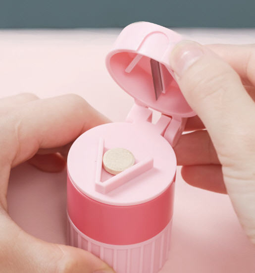 กล่องใส่ยาพร้อมที่ตัดยา,กล่องตัดยา,ที่ตัดเม็ดยา,ที่ตัดยา,มีดหั่นยา