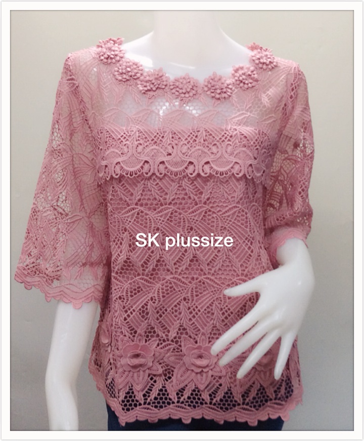 เสื้อลูกไม้ สีกะปิ คอปาด แขน 3 ส่วน รอบอก 38 นิ้ว