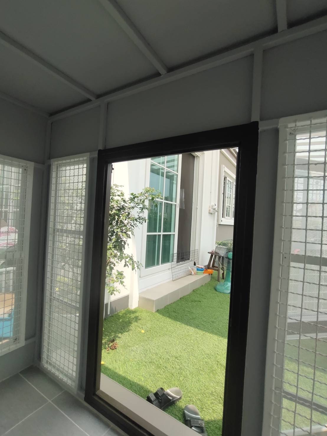 บ้านหมา ติดพัดลม มีมุ้งลวด + ตะแกรงเหล็ก แบบบ้าน 𝐁𝐨𝐱 𝐬𝐭𝐲𝐥𝐞🏡🤎