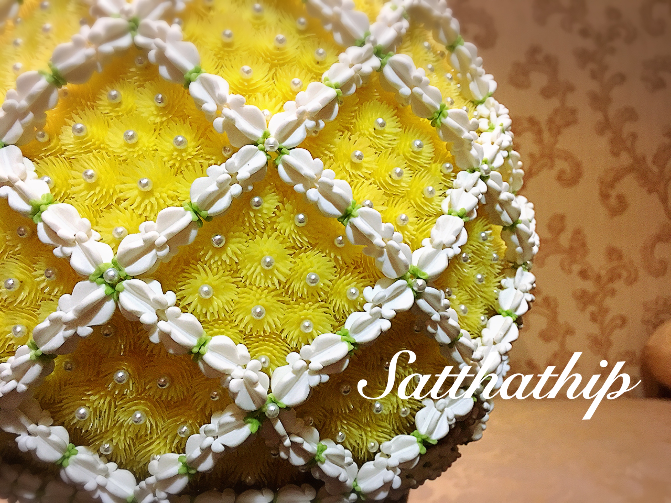 พานพุ่มดอกบานไม่รู้โรย คลุมตาข่ายดอกรักประดิษฐ์ - Phan bush