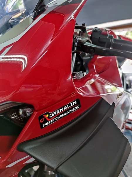 ไฟเลี้ยวหน้า Rizoma แบบ low profile สำหรับ Panigale v2