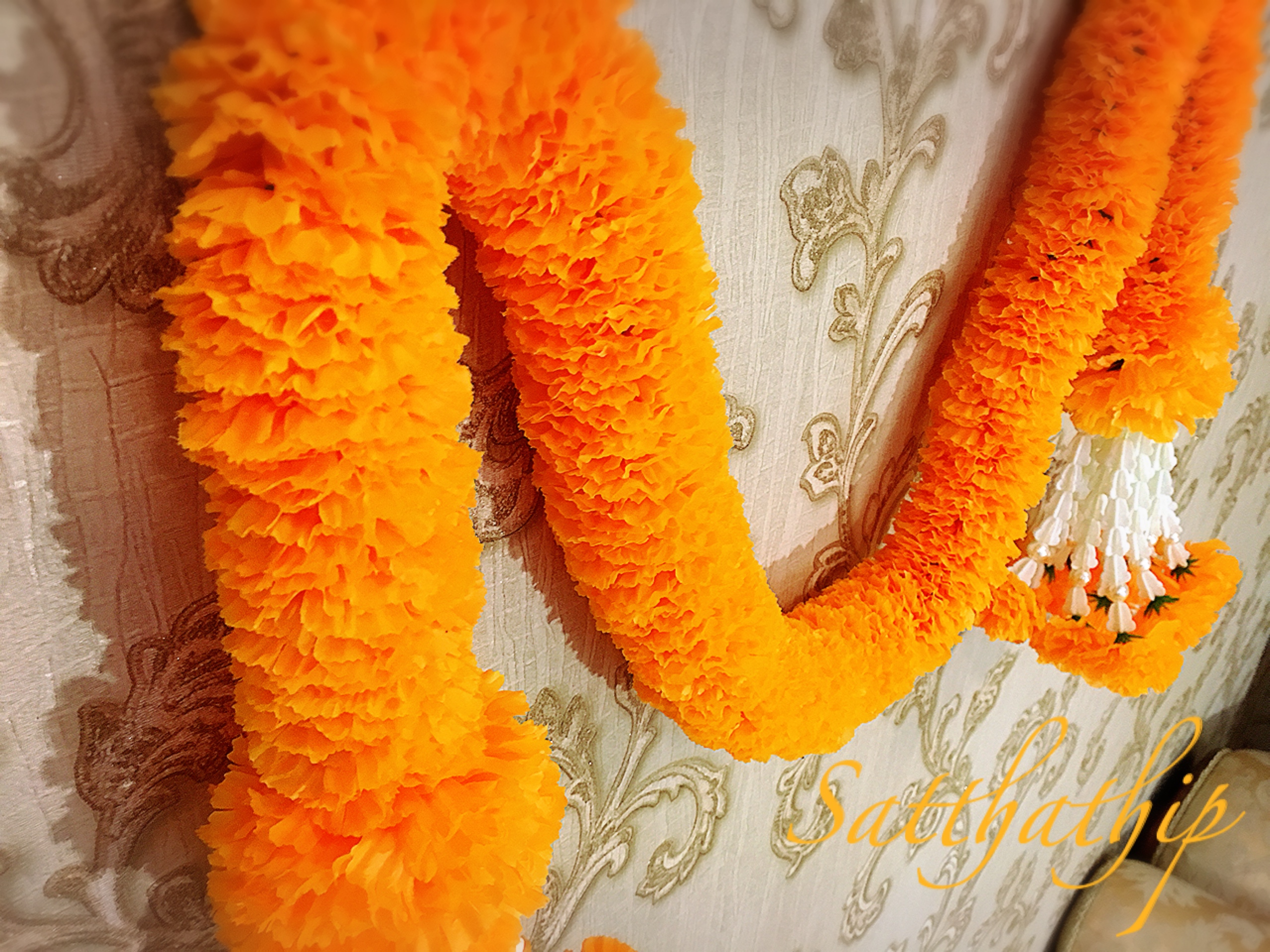 พวงมาลัยผ้าสองชาย [แบบตัดก้านดอกร้อยแน่น 400 บาท/เมตร]