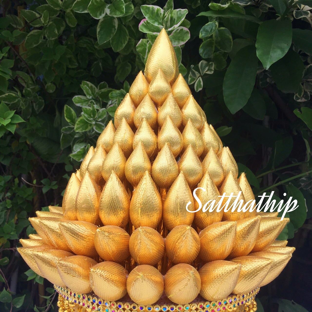 พานพุ่มดอกบัวเงินทอง