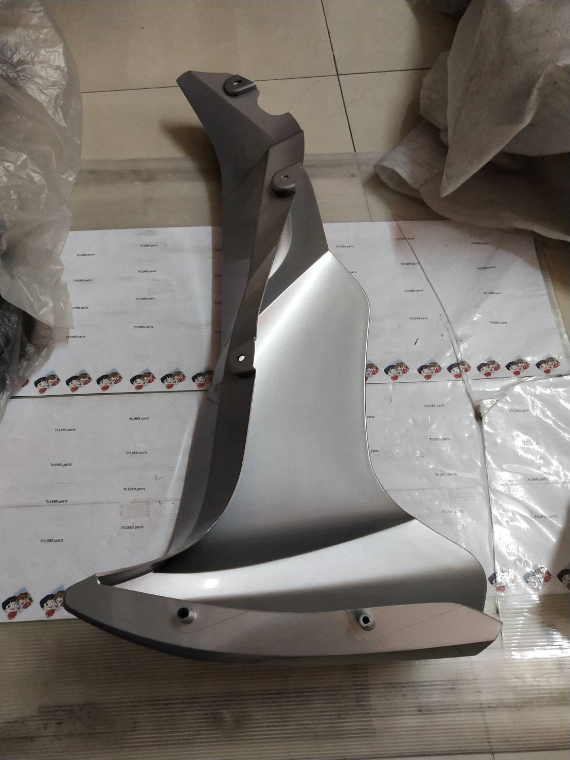 บังลมข้างซ้าย สีเทา สำหรับรุ่น SPARK อะไหล่แท้ YAMAHA 5TN-F8311-00-P3