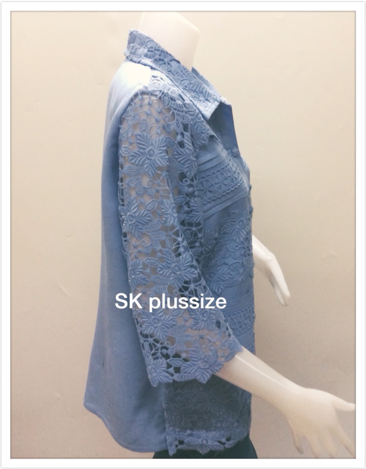 เสื้อเชิ้ตลินินแต่งลูกไม้ สีฟ้าคราม แขนลูกไม้ 3 ส่วน รอบอก 38 นิ้ว