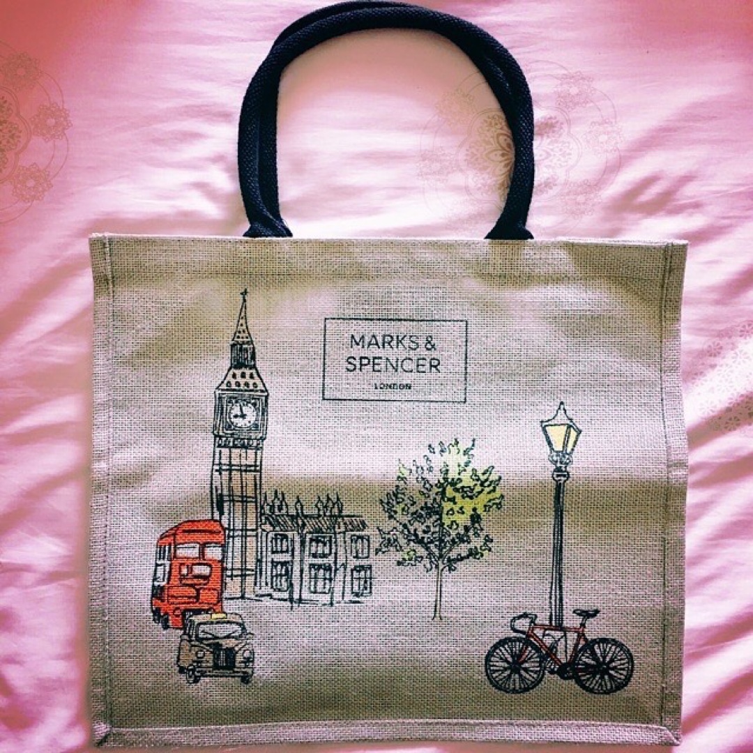กระเป๋าผ้าดิบ รักษ์โลกลาย MARKS & SPENCER LONDON ขนาด กว้าง*ยาว*สูง : 6.5*15*13.5 inch(นิ้ว) เป็นผ้าดิบเกรดเอ เนื้อหนาทนทานต่อการใส่ของใช้