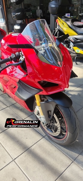 กระจกข้าง Rizoma รุ่น stealth ทำหน้าที่เป็นเหมือนสปอยเลอร์ สร้างแรงกด downforce สำหรับ V4