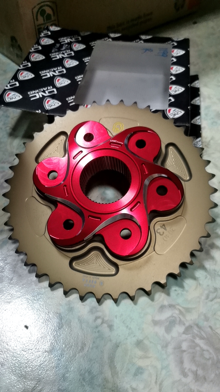 Sitta สเตอร์หลัง สำหรับ Panigale V4 มีแคริเออร์ในตัว made in Italy