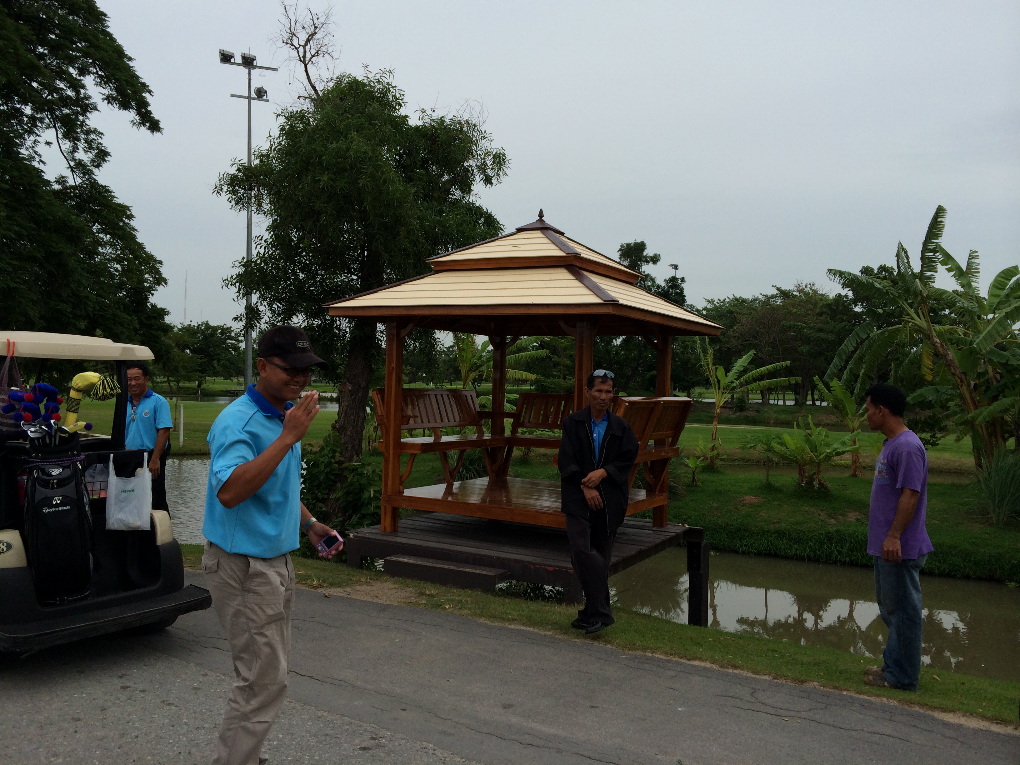 ส่งศาลาไม้สัก ที่สนามกอร์ฟกองทับบก รามอินทรา 5 หลังครับ