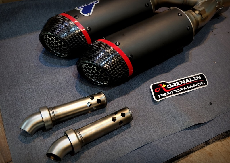 ท่อคู่ Racing termignoni สำหรับ Monster 937 ducati performance ท่อดำปากคาร์บอน พร้อมคอกลาง แทนที่แคต (For Exhibition only)