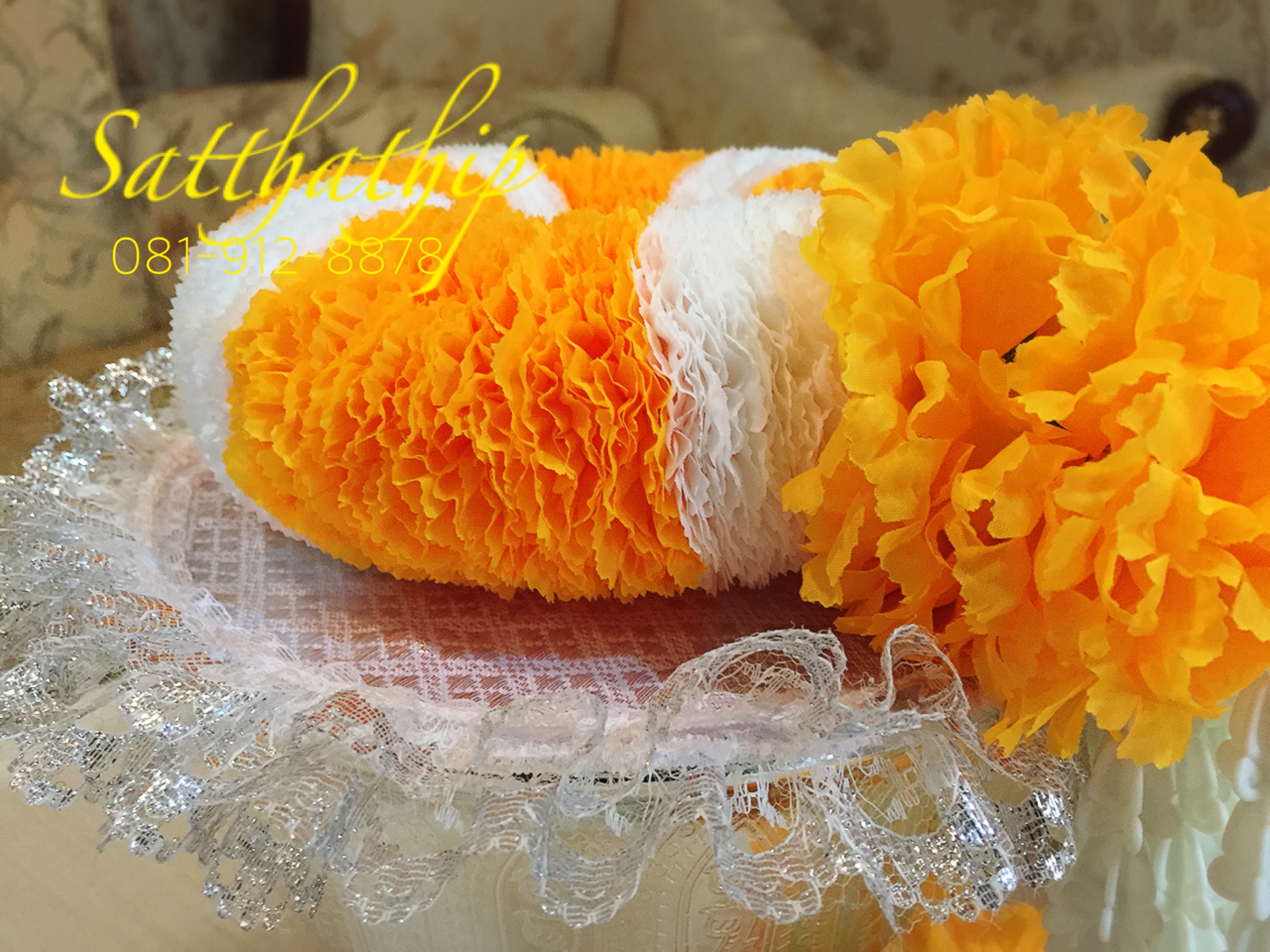 พวงมาลัยผ้า ดอกคาเนชั่น (ร้อยด้วยกลีบ) สีเหลืองส้ม - Fabric garland