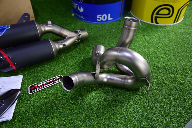 ท่อคู่ Racing termignoni สำหรับ Monster 937 ducati performance ท่อดำปากคาร์บอน พร้อมคอกลาง แทนที่แคต (For Exhibition only)