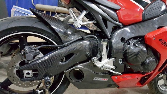 Carbon2Race ครอบสวิงอาร์มคาร์บอน สำหรับ CBR1000RR 17+
