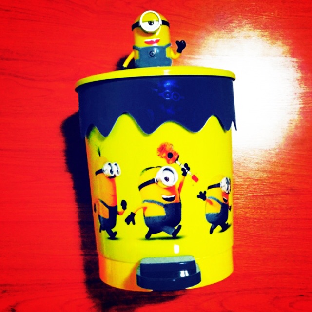 ถังขยะ มินเนี่ยน Trash Bin ขนาด 32 CM ตัวตุ๊กตามินเนี่ยน ขนาด 12 CM Despicable Me Minion Made