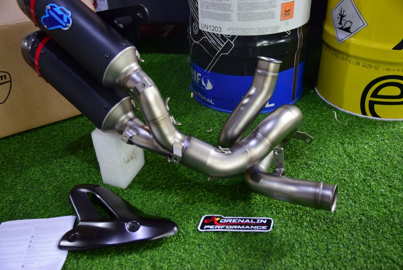 ท่อคู่ Racing termignoni สำหรับ Monster 937 ducati performance ท่อดำปากคาร์บอน พร้อมคอกลาง แทนที่แคต (For Exhibition only)