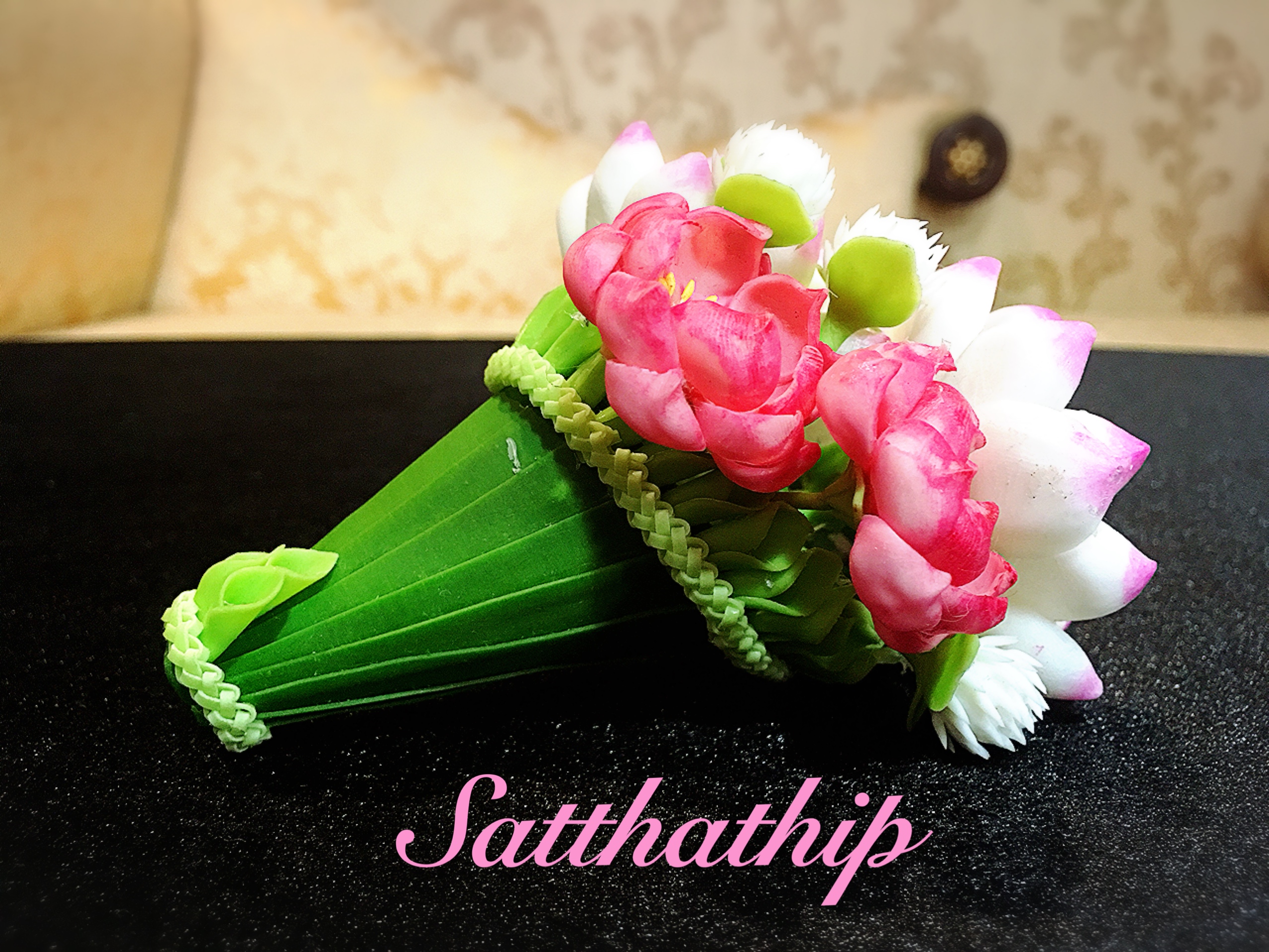 กรวยดอกบัวผสมดอกไม้มงคล ประดิษฐ์จากดิน