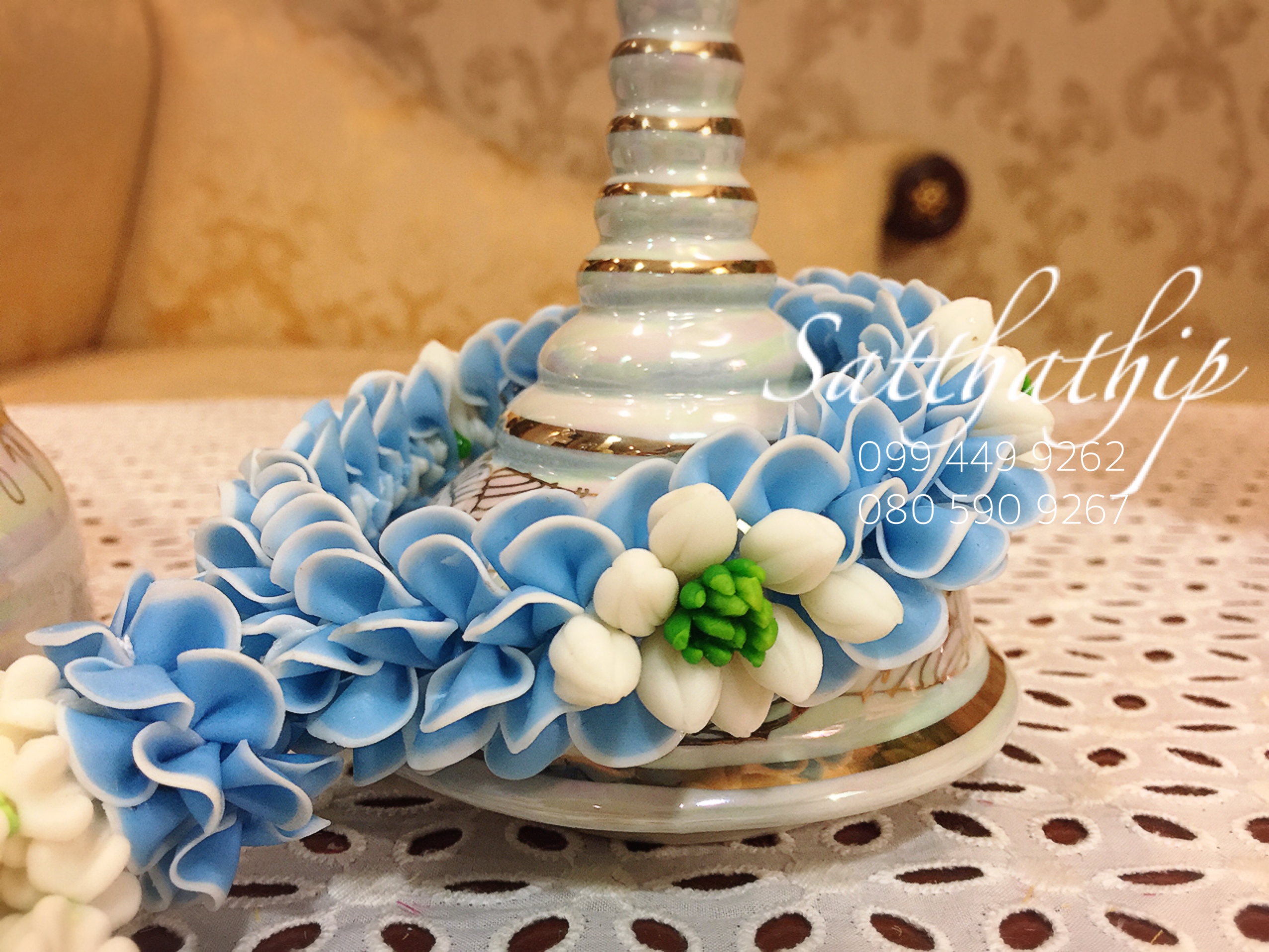 โกศอัฐิเซรามิก เคลือบมุก พร้อมพวงมาลัยประดิษฐ์จากดิน