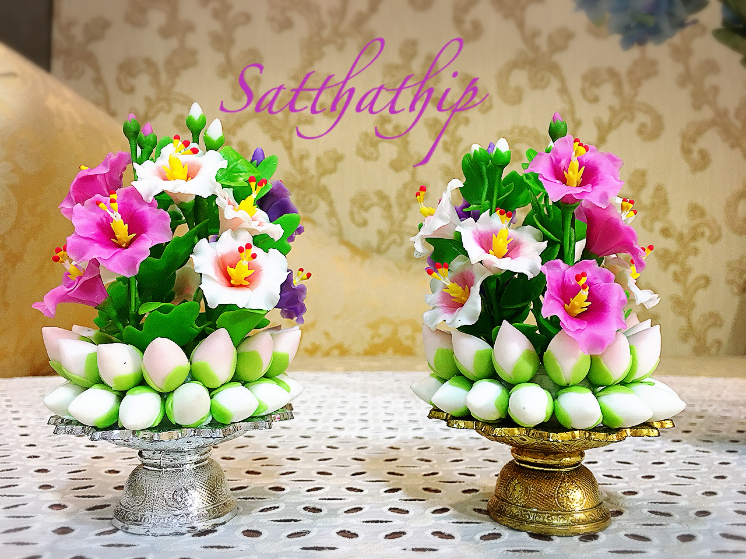 ดอกชบา - พานพุ่มดอกชบาหลากสีผสมดอกบัวตูมสีขาว ประดิษฐ์จากดิน - Phan bush