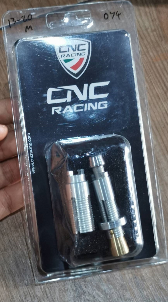 การ์ดแฮนด์ CNC Racing ทรง GP สำหรับ street fighter V4